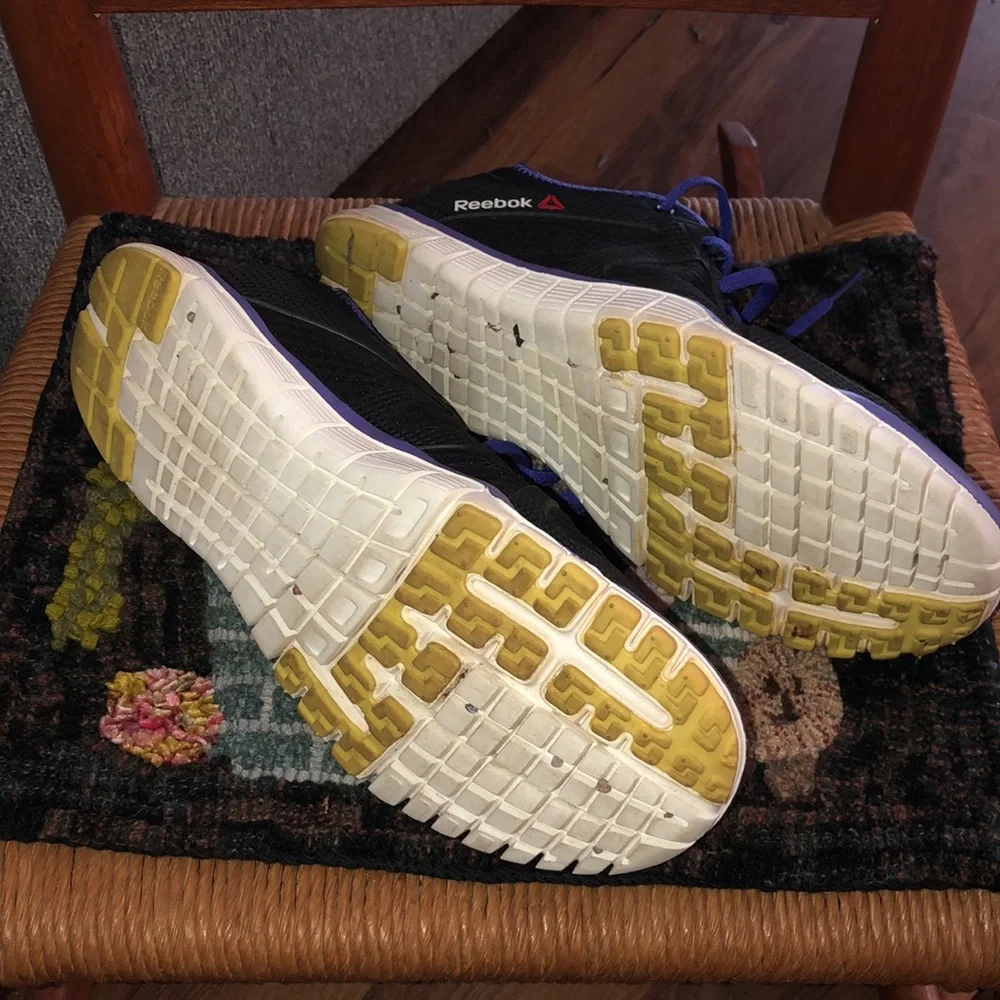 Women’s Reebok Tennis Shoe - Picture 3 of 3